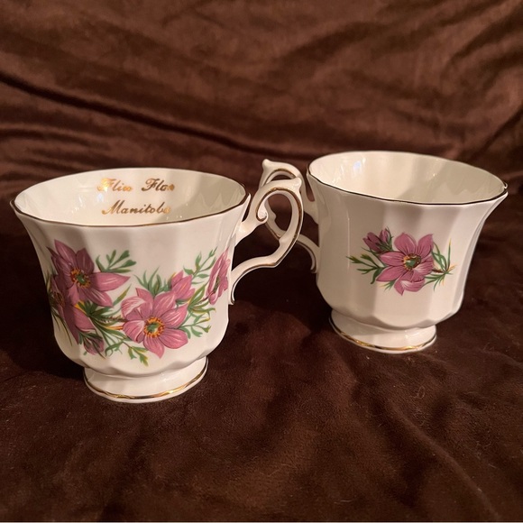 2x Souvenir Canadian Provincial Flowers “Crocus” Flin Flon, Manitoba - Picture 1 of 3